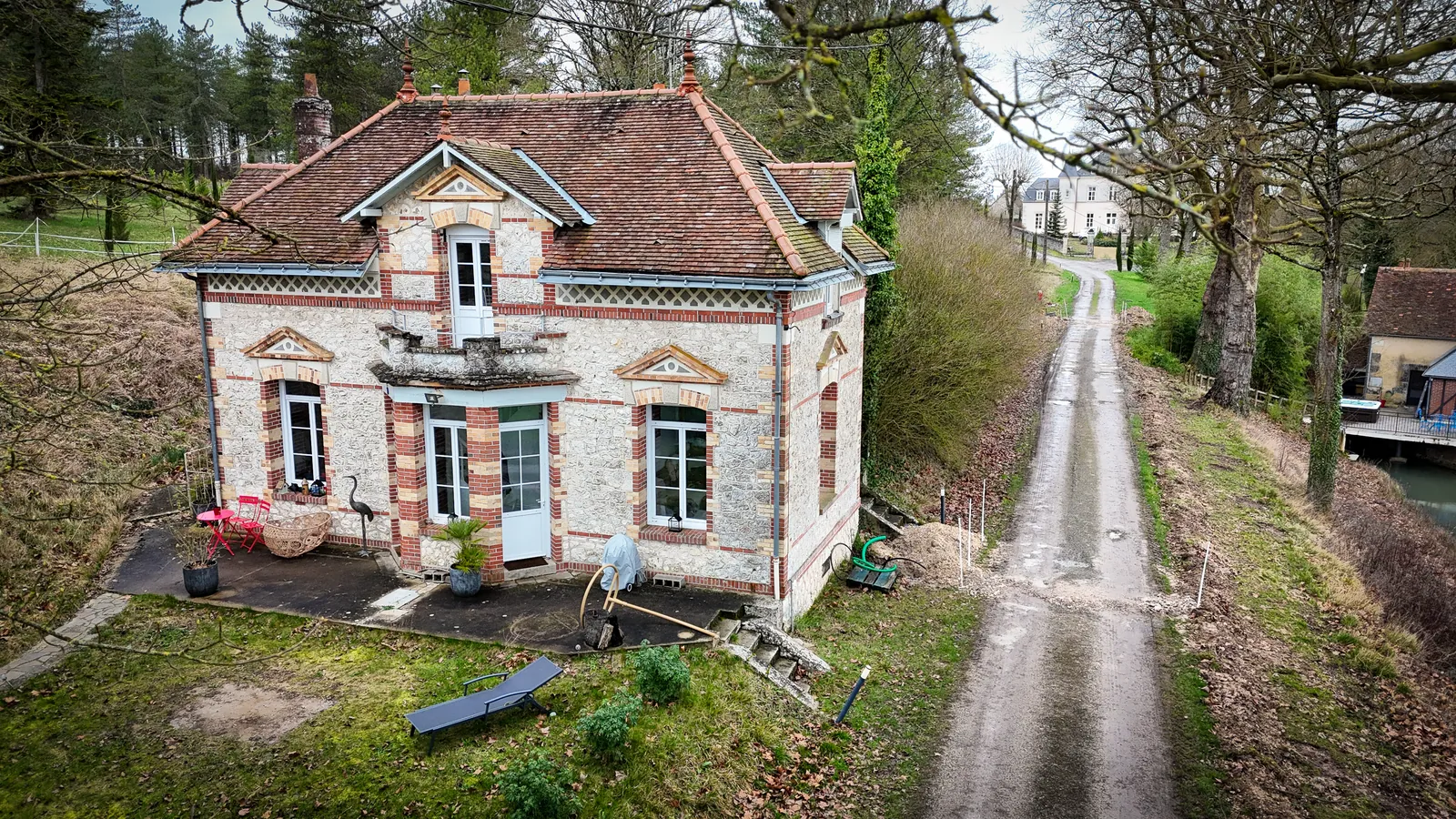 Maison en brique et pierre près de l’étang à La Haute Barde