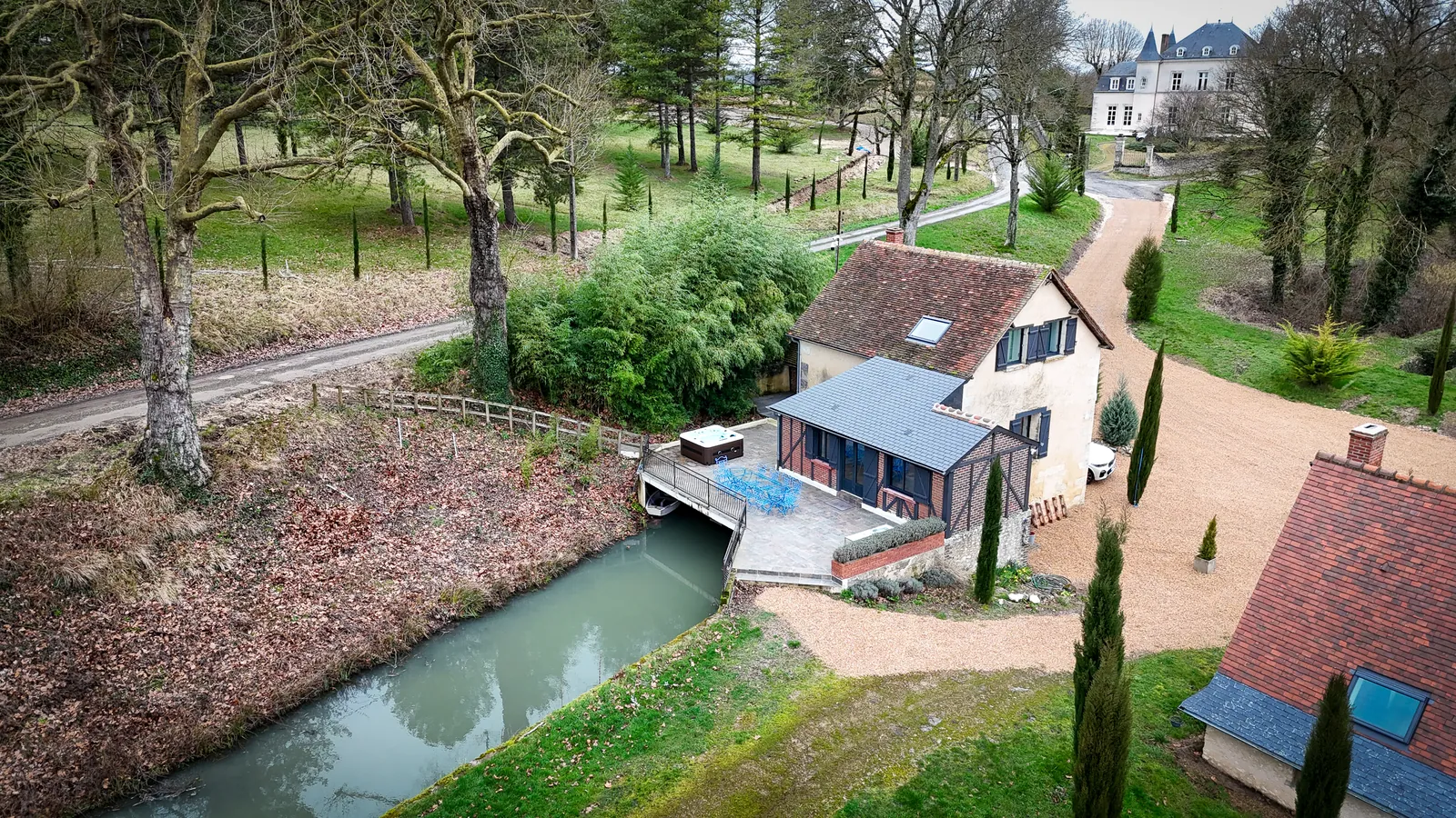 Maison à colombages et terrasse au bord de l’eau à La Haute Barde
